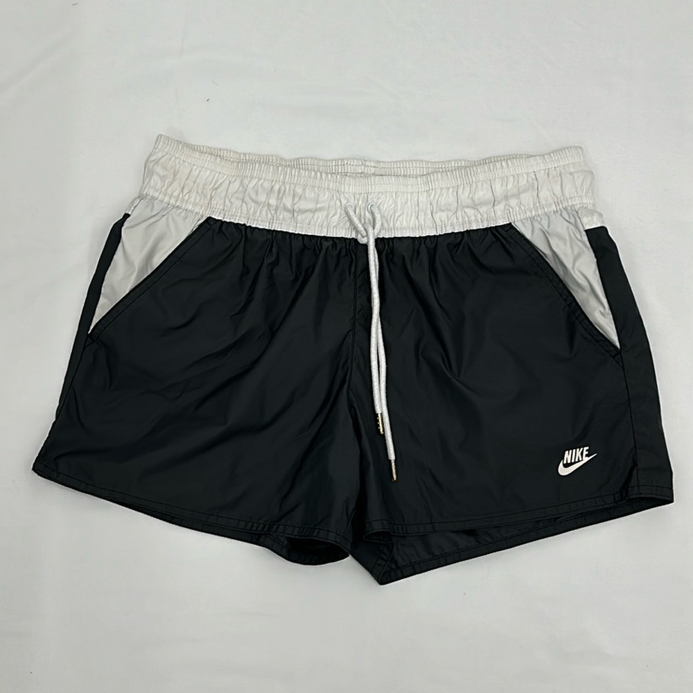 Nike Sportswear Essentials Woven Flow Shorts
